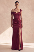 Laden Sie das Bild in den Galerie-Viewer, Schulterfreies, burgunderrotes Meerjungfrauen-Festkleid mit Schlitz