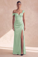 Laden Sie das Bild in den Galerie-Viewer, Schulterfreies, burgunderrotes Meerjungfrauen-Festkleid mit Schlitz