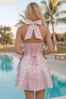 Laden Sie das Bild in den Galerie-Viewer, A-Linie pinkes Neckholder-Jacquard-Floral-Homecoming-Kleid mit Schleife