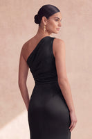 Laden Sie das Bild in den Galerie-Viewer, Satinschwarzes einschulteriges Meerjungfrauen-Zerrafftes langes Festkleid mit Schlitz