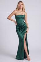 Laden Sie das Bild in den Galerie-Viewer, Schwarzes satinfarbenes, strapless Korsett, gerafftes Meerjungfrauenlanges Festkleid mit Schlitz