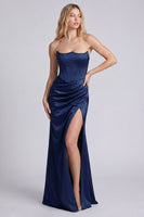 Laden Sie das Bild in den Galerie-Viewer, Schwarzes satinfarbenes, strapless Korsett, gerafftes Meerjungfrauenlanges Festkleid mit Schlitz