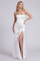 Laden Sie das Bild in den Galerie-Viewer, Schwarzes satinfarbenes, strapless Korsett, gerafftes Meerjungfrauenlanges Festkleid mit Schlitz