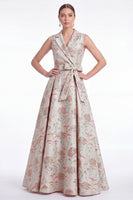 Laden Sie das Bild in den Galerie-Viewer, A-Linie rosa Blumennotch-Revers Jacquard Langes Mutter-der-Braut-Kleid mit Gürtel