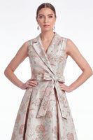 Laden Sie das Bild in den Galerie-Viewer, A-Linie rosa Blumennotch-Revers Jacquard Langes Mutter-der-Braut-Kleid mit Gürtel