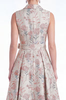 Laden Sie das Bild in den Galerie-Viewer, A-Linie rosa Blumennotch-Revers Jacquard Langes Mutter-der-Braut-Kleid mit Gürtel