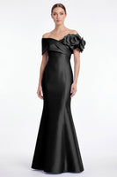 Laden Sie das Bild in den Galerie-Viewer, Staubiges blaues Satin-Off-the-Shoulder Meerjungfrauen-Langes Mutter-der-Braut-Kleid mit 3D-Blume
