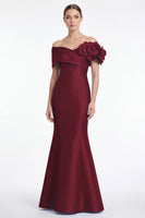 Laden Sie das Bild in den Galerie-Viewer, Staubiges blaues Satin-Off-the-Shoulder Meerjungfrauen-Langes Mutter-der-Braut-Kleid mit 3D-Blume