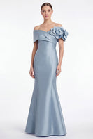 Laden Sie das Bild in den Galerie-Viewer, Staubiges blaues Satin-Off-the-Shoulder Meerjungfrauen-Langes Mutter-der-Braut-Kleid mit 3D-Blume