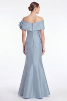Laden Sie das Bild in den Galerie-Viewer, Staubiges blaues Satin-Off-the-Shoulder Meerjungfrauen-Langes Mutter-der-Braut-Kleid mit 3D-Blume