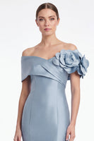 Laden Sie das Bild in den Galerie-Viewer, Staubiges blaues Satin-Off-the-Shoulder Meerjungfrauen-Langes Mutter-der-Braut-Kleid mit 3D-Blume