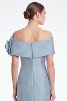 Laden Sie das Bild in den Galerie-Viewer, Staubiges blaues Satin-Off-the-Shoulder Meerjungfrauen-Langes Mutter-der-Braut-Kleid mit 3D-Blume