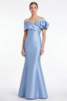 Laden Sie das Bild in den Galerie-Viewer, Staubiges blaues Satin-Off-the-Shoulder Meerjungfrauen-Langes Mutter-der-Braut-Kleid mit 3D-Blume