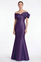 Laden Sie das Bild in den Galerie-Viewer, Staubiges blaues Satin-Off-the-Shoulder Meerjungfrauen-Langes Mutter-der-Braut-Kleid mit 3D-Blume