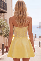 Laden Sie das Bild in den Galerie-Viewer, Gelbes Sweetheart A-Line Pearls Korsett-Heimkehrkleid mit Schleife