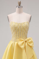Laden Sie das Bild in den Galerie-Viewer, Gelbes Sweetheart A-Line Pearls Korsett-Heimkehrkleid mit Schleife