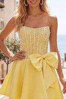 Laden Sie das Bild in den Galerie-Viewer, Gelbes Sweetheart A-Line Pearls Korsett-Heimkehrkleid mit Schleife