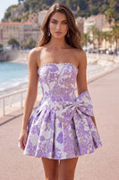Laden Sie das Bild in den Galerie-Viewer, Trägerloses lila A-Line Pearls Jacquard Homecoming-Kleid mit Schleife