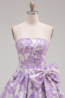 Laden Sie das Bild in den Galerie-Viewer, Trägerloses lila A-Line Pearls Jacquard Homecoming-Kleid mit Schleife