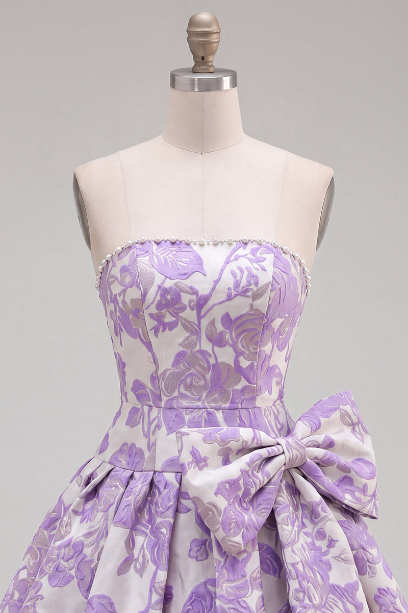 Laden Sie das Bild in den Galerie-Viewer, Trägerloses lila A-Line Pearls Jacquard Homecoming-Kleid mit Schleife