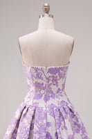 Laden Sie das Bild in den Galerie-Viewer, Trägerloses lila A-Line Pearls Jacquard Homecoming-Kleid mit Schleife