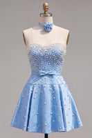 Laden Sie das Bild in den Galerie-Viewer, Blaues Sweetheart Pearl verziertes kurzes Homecoming-Kleid mit Choker und Schleife