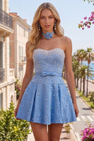 Laden Sie das Bild in den Galerie-Viewer, Blaues Sweetheart Pearl verziertes kurzes Homecoming-Kleid mit Choker und Schleife