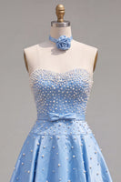 Laden Sie das Bild in den Galerie-Viewer, Blaues Sweetheart Pearl verziertes kurzes Homecoming-Kleid mit Choker und Schleife