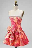 Laden Sie das Bild in den Galerie-Viewer, Orange Jacquard A-Linie Trägerloses Rhstone Rüschen Kurzes Abendkleid mit Schleife