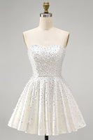 Laden Sie das Bild in den Galerie-Viewer, Weißes, trägerloses Mini-Perlen-Homecoming-Kleid mit Perlen-Ketten aus A-Line