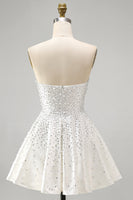 Laden Sie das Bild in den Galerie-Viewer, Weißes, trägerloses Mini-Perlen-Homecoming-Kleid mit Perlen-Ketten aus A-Line
