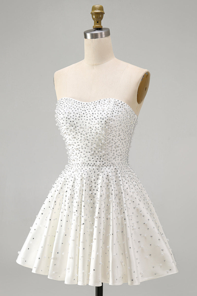 Laden Sie das Bild in den Galerie-Viewer, Weißes, trägerloses Mini-Perlen-Homecoming-Kleid mit Perlen-Ketten aus A-Line