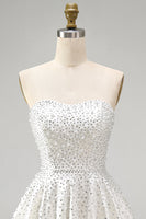 Laden Sie das Bild in den Galerie-Viewer, Weißes, trägerloses Mini-Perlen-Homecoming-Kleid mit Perlen-Ketten aus A-Line