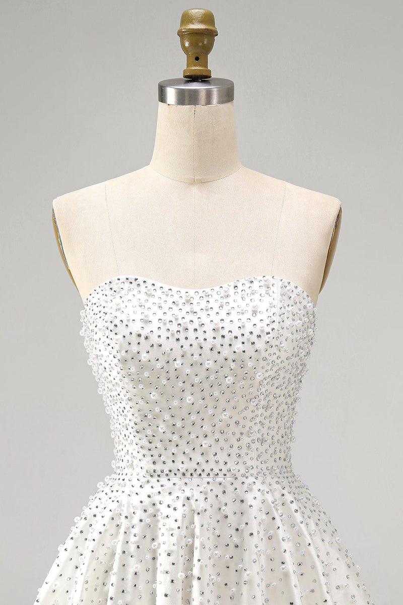 Laden Sie das Bild in den Galerie-Viewer, Weißes, trägerloses Mini-Perlen-Homecoming-Kleid mit Perlen-Ketten aus A-Line