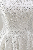 Laden Sie das Bild in den Galerie-Viewer, Weißes, trägerloses Mini-Perlen-Homecoming-Kleid mit Perlen-Ketten aus A-Line