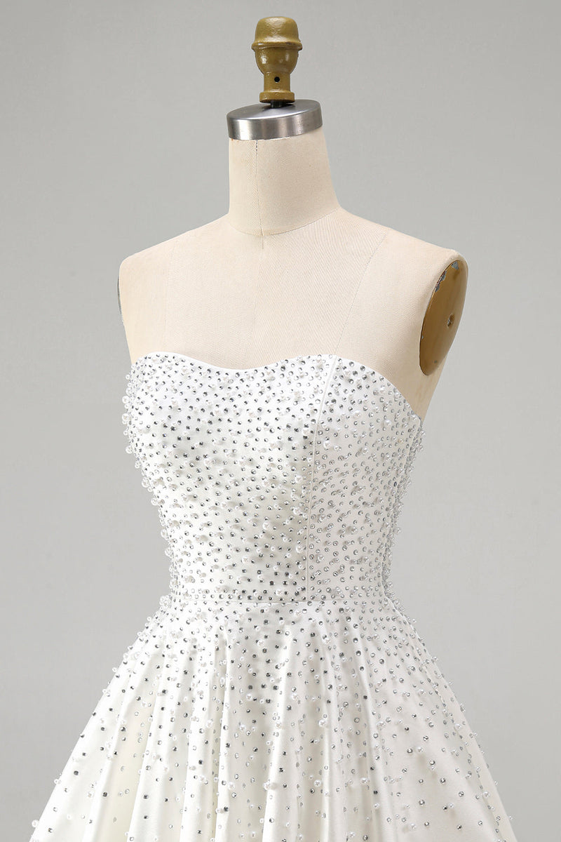 Laden Sie das Bild in den Galerie-Viewer, Weißes, trägerloses Mini-Perlen-Homecoming-Kleid mit Perlen-Ketten aus A-Line