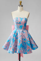Laden Sie das Bild in den Galerie-Viewer, Blaues Jacquard A-Line trägerloses kurzes Homecoming-Kleid mit Schleife