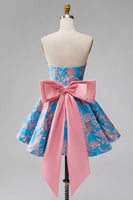 Laden Sie das Bild in den Galerie-Viewer, Blaues Jacquard A-Line trägerloses kurzes Homecoming-Kleid mit Schleife