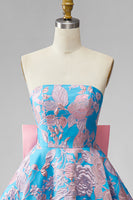 Laden Sie das Bild in den Galerie-Viewer, Blaues Jacquard A-Line trägerloses kurzes Homecoming-Kleid mit Schleife