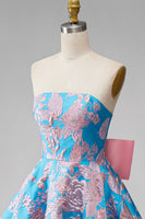 Laden Sie das Bild in den Galerie-Viewer, Blaues Jacquard A-Line trägerloses kurzes Homecoming-Kleid mit Schleife
