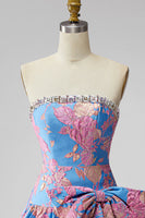 Laden Sie das Bild in den Galerie-Viewer, Jacquard Blaues Trägerloses Rüschendes A-Linie Kurzes Abendkleid mit Schleife