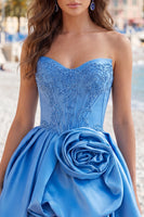 Laden Sie das Bild in den Galerie-Viewer, A-Linie dunkelblaues, trägerloses, mit Korsett-Perlen-Homecoming-Kleid und 3D-Blume