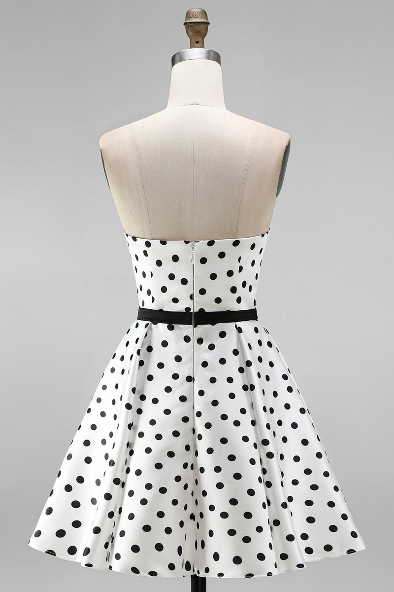 Laden Sie das Bild in den Galerie-Viewer, Weißes A-Linien-Trägerloses kurzes Homecoming-Kleid mit Schleife