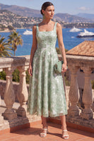 Laden Sie das Bild in den Galerie-Viewer, Grünes A-Linien-Quadrathals-Midi-Blumenkleid mit Perlenausschnitt und Spitze hinten