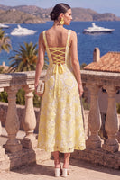 Laden Sie das Bild in den Galerie-Viewer, Grünes A-Linien-Quadrathals-Midi-Blumenkleid mit Perlenausschnitt und Spitze hinten