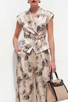 Laden Sie das Bild in den Galerie-Viewer, Champagne Black Flower Peak Revers 2-teilige Satin-Einknopf-Damenanzüge mit Gürtel