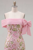 Laden Sie das Bild in den Galerie-Viewer, Off-the-shoulder pinkes Bodycon-Blumen-Homecoming-Kleid mit Pailletten