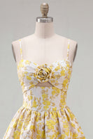 Laden Sie das Bild in den Galerie-Viewer, Gelbes A-Line Spaghetti-Träger Blumen-Homecoming-Kleid