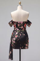 Laden Sie das Bild in den Galerie-Viewer, Schwarzes Off-the-Shoulder Bodycon Blumen-Homecoming-Kleid mit Schärpe