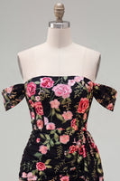Laden Sie das Bild in den Galerie-Viewer, Schwarzes Off-the-Shoulder Bodycon Blumen-Homecoming-Kleid mit Schärpe